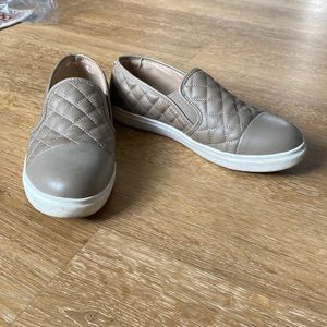 Steve Madden size 9 light taupe slip ons